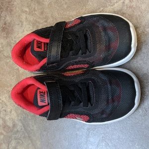 Toddler boys Nike 9c shoes